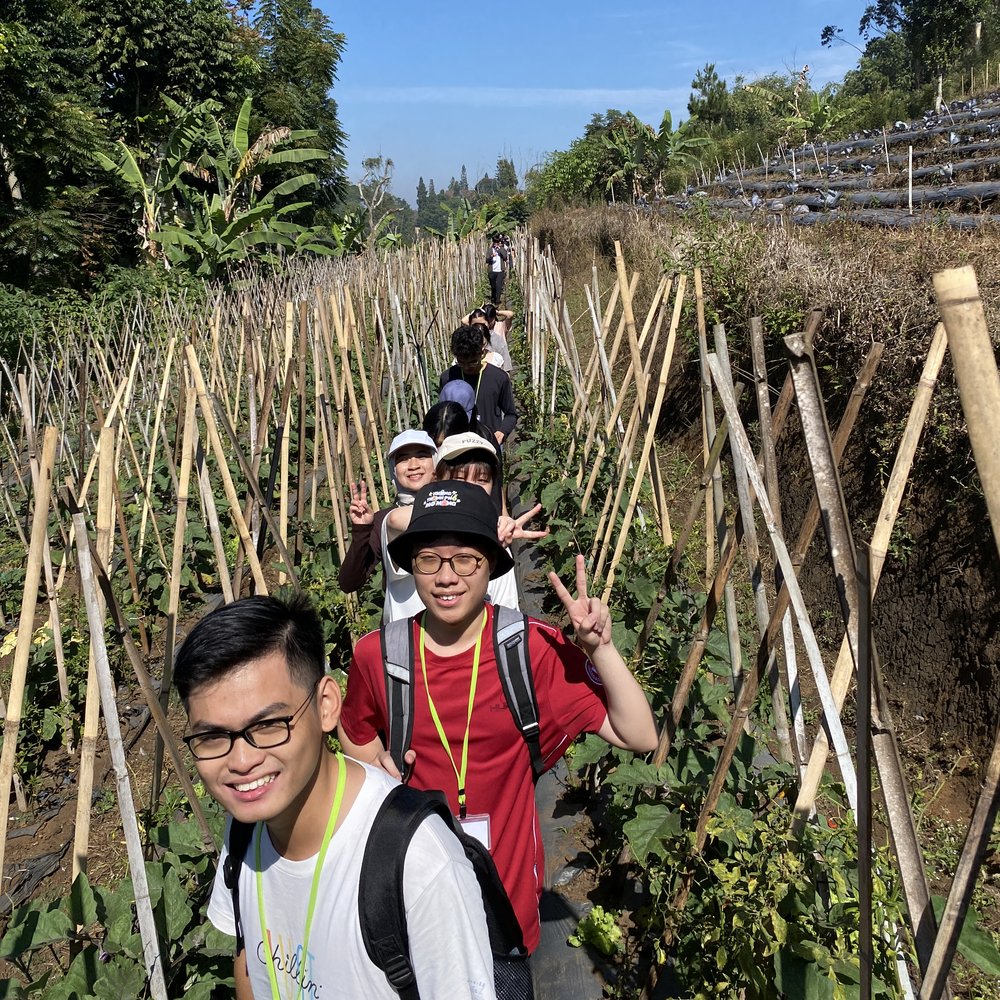 Guests on a guided outing near Dago Giri